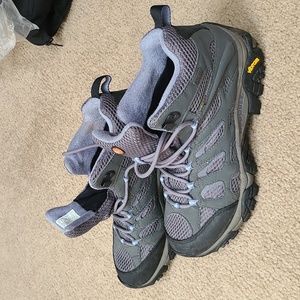 Merrell hiking boots sz 8.5 women's in good condition gray.